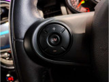 MINIの内装はとにかく『円』に拘ったデザインコンセプトが一目で伝わってきます。これほど円形に拘った車は他に御座いません。伝統のデザイン、トグルスイッチなど遊び心のある内装で御座います。
