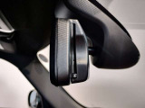【ルームミラー一体型ETC車載器】ルームミラーの裏側に目立たない様に配置されたETCカード挿入口。スタイリッシュ且つ機能的なものとなっております。