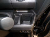 運転席の届きやすいところにドリンクホルダーがついています。視線をそらすことなく手に取れるので運転に集中できて安心ですね。
