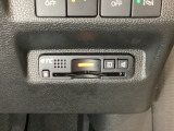ハンドルの右下にETCがついています。高速道路の料金所の通過も楽々です!。 カードの取り出しもしやすい場所についています。