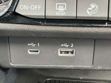 充電端子が装備されていますので車内でスマートフォンなどの充電が可能です。