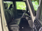運転席と助手席はゆったりとした空間で、着座時も前方を見渡しやすいレイアウトです。黒を基調とした落ち着いた室内で、日常使いにもなじみやすい印象です。