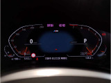 【ヘッドアップディスプレイ】現在の車速表示や目的地へのルート案内やメディア関連のリストを表示する事が可能です。視線移動を減らす事によりドライブに集中して頂けます。