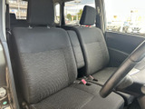 前席は左右に並ぶシートとヘッドレストを備え、落ち着いて過ごせる室内空間です。窓から外の様子を確認しやすく、乗り降りの際も周囲を見渡しやすいレイアウトです。