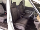 女性でも運転がしやすいように、シートの高さ調整機能(シートリフター)がついています。広い足元にゆったり座れるシートには肘掛も装備しており長距離の運転でも疲れにくいシートです。