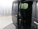 両側パワースライドドア付きだから、狭い駐車スペースなどでの 乗り降りラクラク!小さなお子さまのいるご家庭には嬉しい装備。