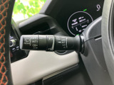表示がレバー上に整理されており、操作に関する情報を目で追いやすい仕上がりです。運転席から手元の装備を確認しやすく、雨天時など状況に応じた操作を行う際にも便利です。