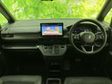 見通しのよい運転席まわりに、画面や計器類がまとめられています。各席から前方を確認しやすい配置で、明るい窓辺と落ち着いた色調が室内にまとまりをもたらしています。