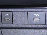 USB端子と充電用USB端子を装備しております。