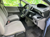 明るい色調のシートと広がりのあるフロントまわりで、運転席からの視界も見渡しやすい印象です。座面や背もたれの形状にも配慮があり、日常の移動を快適に過ごせます。