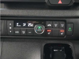 フルオートエアコン搭載。好みの温度に設定するだけで、風向や風量を自動でコントロール!いつでも快適な車内環境に。さらに、体を直接温めるシートヒーター付きで寒い季節も暖かく過ごせます。