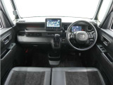 ◆インテリアパネル◆視界広々で非常に運転しやすくロングドライブでも疲れを感じさせないすっきりとまとまったインパネ周りです。