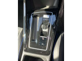 スイッチ式シフトセレクター/エンジンスタートボタン/電子パーキングブレーキを機能的にレイアウトした先進的なコックピット。