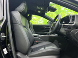 運転席まわりは前方を見渡しやすい開放感のある空間です。シートは身体を支える形状で、落ち着いた色合いが車内に統一感を演出。ゆったりと過ごせる座席で、毎日の移動を快適に楽しめます。