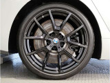 【BMWアロイホイル】軽量かつ強度に拘ったアロイホイル。走行性能ポテンシャルを引き出す設計。車の足元を引き締めてくれる大きなポイントはアロイホイルです。