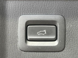 【パワーバックドア】スマートキーや運転席のボタンを押すだけでリアゲートが自動で開閉します!荷物を持っている時や、高い位置にあるバックドアを閉める際に便利な機能です♪