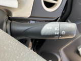 レバーには各種マークが表示され、運転席から位置や表示を確認しやすい配置です。手元で操作箇所を把握しやすく、日常の運転でも迷いにくい使い勝手が魅力です。