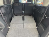 後部座席の背もたれを前に倒した状態です。荷室から後ろまで平らな床がつながります。
