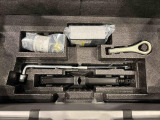 ラゲージの下にはジャッキや応急パンク修理セットが備わっています