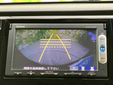 後方の様子を画面で確認でき、駐車時の周囲確認をサポートします。ガイド線も表示されるため、車庫入れやバックでの駐車の目安として活用でき、運転に不慣れな方にも心強い装備です。