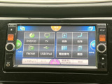 画面上にDVD/CDやラジオ、テレビ、Bluetooth Audioなどの項目が並び、使いたい機能を選びやすい構成です。目的に応じてメニューを切り替えられ、毎日の移動を便利にサポートします。