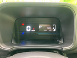 速度やシフト位置、燃料残量などをまとめて確認できる表示部。必要な情報が見やすく配置され、運転中も状況を把握しやすいレイアウトで、日々の運転を支えます。
