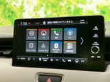 ナビや電話、FMなどのメニューが並び、目的に合わせて画面から選べます。スマートフォン連携の項目もあり、音楽や情報の使い分けに便利な構成です。