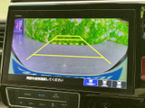 後方の映像と目安となるガイド線を画面で確認でき、駐車時の安全確認をサポートします。周囲を目視で確かめながら、車庫入れや狭い場所での後退に活用いただけます。