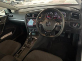 車に乗り込む際に見える景色です。分かりにくいかもしれませんが、ナビがちょっと運転席側に傾いており、走行中に視線を正面から離れない様に考えてデザインしております。