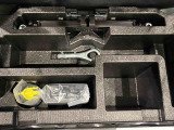 ラゲージの下にはジャッキや応急パンク修理セットが備わっています
