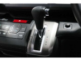 すわり心地の良い運転席・助手席です。長時間のドライブの疲れ軽減に貢献します。どうぞ快適なドライブを♪