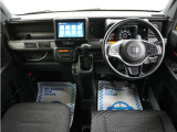 運転にかかわる様々な操作を安全に行えるように視点移動が少なく、操作性に配慮されたスイッチ類が凝縮されたコクピットです。