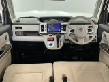 【インパネ】運転のしやすさを最優先に設計された見晴らしの良いフロントビュー。車両間隔が掴みやすく狭い道でも安心♪「安全」と「品質」を最優先に、安心してお乗りいただけるクルマを提供いたします。