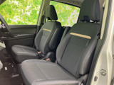 ゆとりある座面と背もたれを備えた前席で、落ち着いて運転に集中しやすい室内です。窓からの見通しもよく、助手席の方にも視界の広がりを感じていただける、明るい印象の空間です。