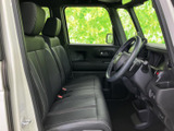 前席は視界が広く、運転席と助手席の間にもゆとりを感じる室内です。シートにはステッチがあしらわれ、落ち着いた雰囲気の中で乗り降りや乗車時を快適に過ごせます。