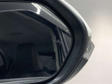 ブラインドスポットモニター(BSM)を装備しています。隣を走る車両が死角に入るとミラー内LEDインジケーターが点灯。さらに、ウィンカーを出すとインジケーターが光って点滅して注意を促してくれます。