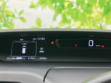 速度やシフト位置などの情報がメーター画面にまとまり、運転席から確認しやすい表示です。警告や車両情報も画面に示されるため、必要な情報を把握しながら日々の運転にお役立ていただけます。