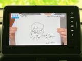 テレビ番組を画面で視聴できるため、停車中の休憩時間にも車内で映像をお楽しみいただけます。画面に番組内容が表示され、ちょっとした待ち時間を過ごす際にも便利な装備です。