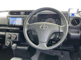 運転席まわりです。 各操作スイッチは使いやすい位置に配置されてます。