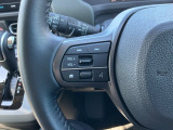 ステアリングにオーディオ操作スイッチが付いています。オーディオ画面に直接タッチしなくても操作が出来ますので、運転に集中できます。