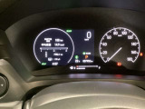 ハイブリット車専用のメーターです。右側の大型スピードメーターに加え、ステアリングスイッチを使って左のマルチインフォメーション・ディスプレイで燃費や動力伝達などの情報が見れるようになっています。