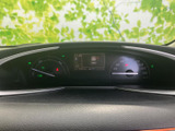 速度計や各種表示が運転席前方にまとまり、走行中に必要な情報を確認しやすい配置です。中央の表示部には時刻やシフト位置なども示され、視線の移動を抑えてチェックできます。