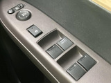 ドアまわりに各種スイッチが集約され、窓の開閉など日常的に使う操作を手元で行えます。ボタンの配置が見分けやすく、乗車中も必要な操作を選びやすい構成です。