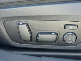運転席メモリー付きフロント電動シート装備。