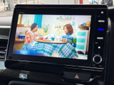停車中にテレビ番組を画面で視聴でき、休憩時間や待ち合わせの合間にも楽しめます。映像が画面いっぱいに表示されるため内容を確認しやすく、車内で過ごす時間を有効に使える装備です。