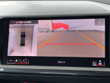 ●リアビューカメラ『入車経路を算出し、ガイドラインと補助線をディスプレイに表示します。同時にバンパーに内蔵のセンサーが障害物を感知し音で注意を促します。後方の死角も安心していただけます。』