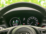 必要な表示が運転席前にまとまり、走行中も視線の移動を抑えて確認しやすい構成です。表示の区分が見やすく、車両の状況を把握しやすい点も日々の運転に役立ちます。