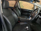 運転席側から見た前の席です。左右のシートの間にひじ掛けがあります。