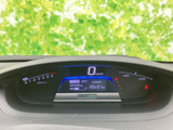 運転席正面に表示がまとまり、速度や各種情報をひと目で確認しやすいレイアウトです。表示の色分けも見やすく、運転中に必要な情報を把握しやすいのが魅力。視線の移動を抑えながら、落ち着いて運転に集中できます。