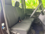 運転席と助手席が並ぶ前席は、ゆったりとした座面と背もたれで落ち着いて過ごせる空間です。前方の視界も広く、乗り降りの際にも室内を確認しやすい配置。日常の移動を心地よく支えてくれます。